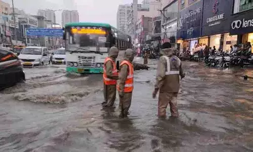 Hyderabad का पुराना शहर रात भर हुई बारिश के बाद बाढ़ की चपेट में