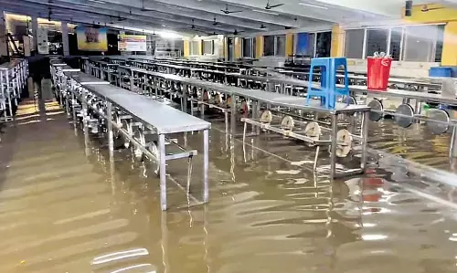 Telangana में भद्राचलम मंदिर के पास बारिश से बाढ़ आ गई