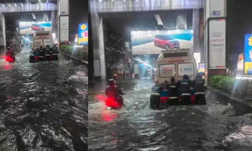 Hyderabad में भारी बारिश से सड़कें जलमग्न, यात्री घंटों फंसे रहे Hyderabad में भारी बारिश से सड़कें जलमग्न, यात्री घंटों फंसे रहे