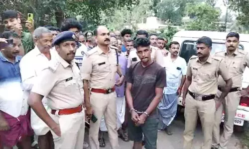 Kerala : बाइक पर बुजुर्ग महिला का हार तोड़ने के आरोप में व्यक्ति गिरफ्तार