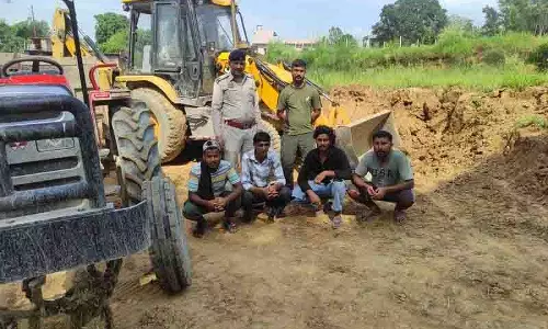 खनन माफिया पर कार्रवाई, पुलिस ने एक JCB, तीन ट्रैक्टर-ट्रेलर जब्त किए खनन माफिया पर कार्रवाई, पुलिस ने एक JCB, तीन ट्रैक्टर-ट्रेलर जब्त किए
