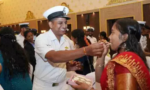Telangana में हर्षोल्लास और परंपरा के साथ रक्षाबंधन मनाते हुए बहनें पवित्र धागे बांधती