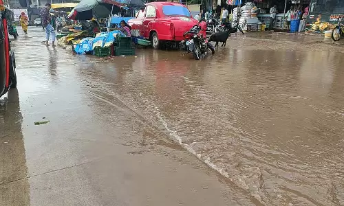बारिश हुई तो यातायात अस्त-व्यस्त: कई जगहों पर नालियां नहीं बारिश हुई तो यातायात अस्त-व्यस्त: कई जगहों पर नालियां नहीं