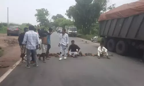 सड़क किनारे खड़े हाइवा से टकराई बाइक, तीन युवकों की मौत