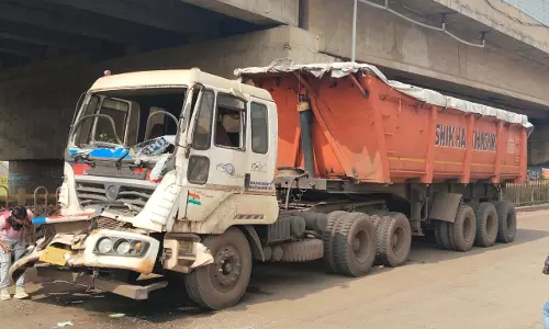 आमानाका में हाईवे पर अज्ञात वाहन की टक्कर, चालक गंभीर, हेल्पर घायल आमानाका में हाईवे पर अज्ञात वाहन की टक्कर, चालक गंभीर, हेल्पर घायल