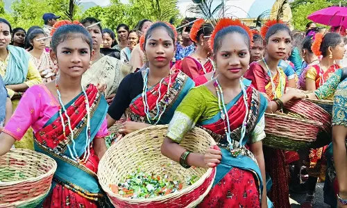 AP: पूर्वी-पश्चिमी गोदावरी जिलों में आदिवासी दिवस मनाया गया
