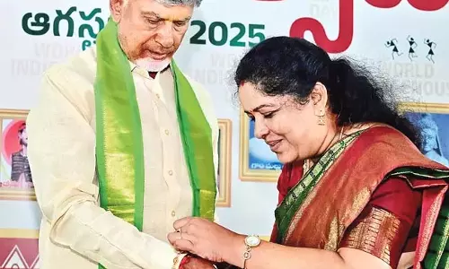 मंत्री संध्या रानी ने CM को बांधी राखी मंत्री संध्या रानी ने CM को बांधी राखी