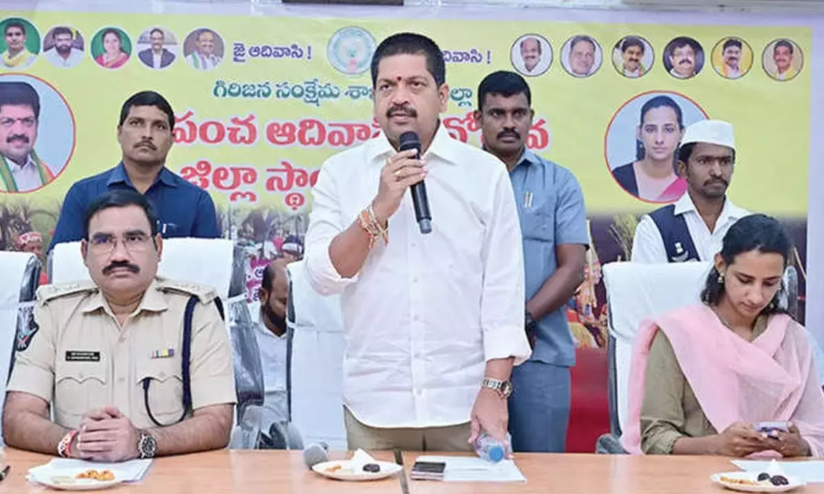 Andhra: कोल्लू ने आदिवासियों से कहा, नए अवसरों का लाभ उठाएं और समृद्ध बनें Andhra: कोल्लू ने आदिवासियों से कहा, नए अवसरों का लाभ उठाएं और समृद्ध बनें