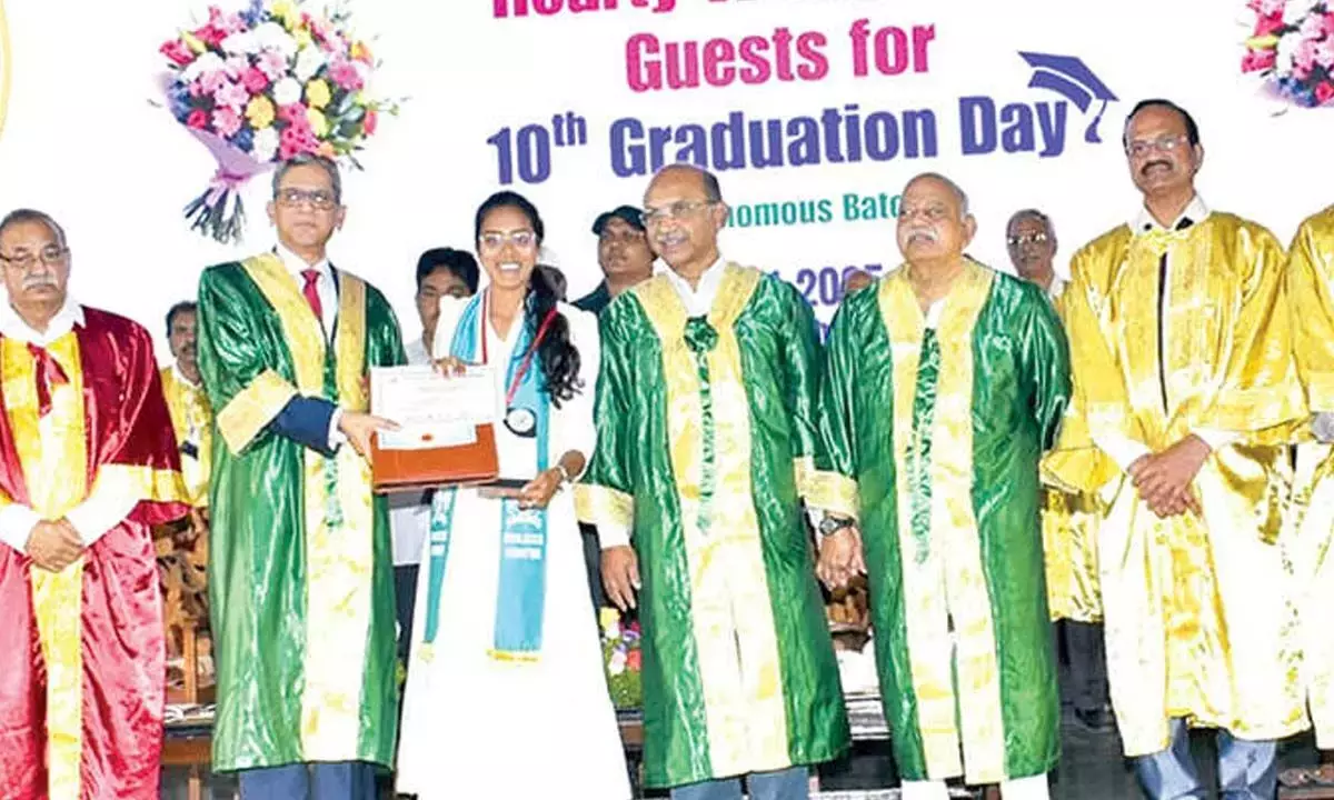 Andhra: इंजीनियरिंग छात्रों को शोध पर ध्यान केंद्रित करने के लिए प्रोत्साहित किया गया