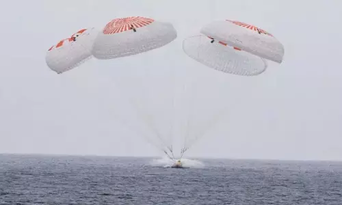 SpaceX capsule पर सवार होकर 5 महीने के आईएसएस मिशन के बाद नासा के अंतरिक्ष यात्री प्रशांत महासागर में उतरे