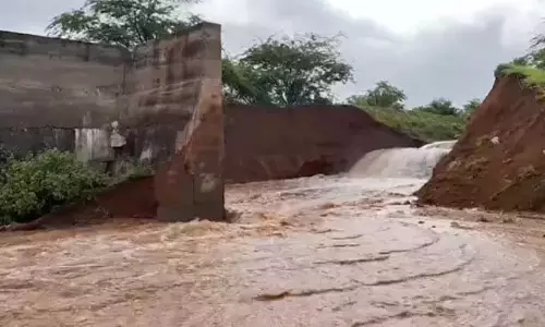 कलवाकुर्थी लिफ्ट सिंचाई योजना नहर में दरार से Nagarkurnool के खेतों में पानी भर गया