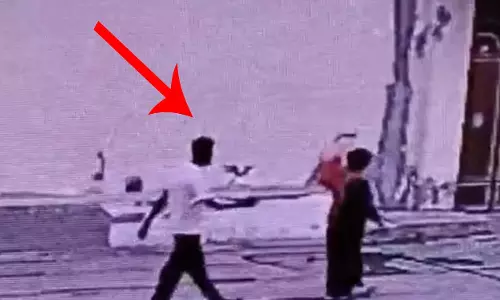 चेन स्नैचिंग LIVE वीडियो...भाजपा नेता की पत्नी को बनाया निशाना