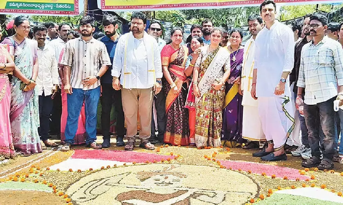 Andhra: आदिवासी दिवस बड़े पैमाने पर मनाया गया Andhra: आदिवासी दिवस बड़े पैमाने पर मनाया गया