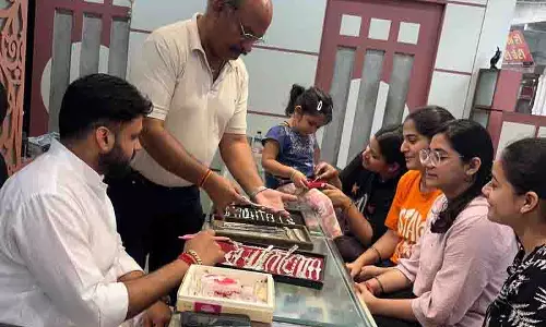 Rakhi की परंपरा के विकास के साथ कीमती धातुओं ने साधारण धागों की जगह ले ली