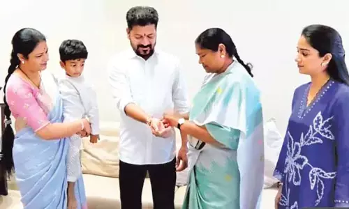 Telangana : राज्य में रक्षा बंधन का उत्सव जोरों पर Telangana : राज्य में रक्षा बंधन का उत्सव जोरों पर