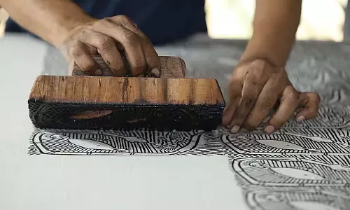 Editor: कपड़े की भाषा का जश्न