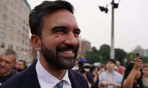 NYC के मेयर पद के उम्मीदवार ज़ोहरान ममदानी ने राखी की शुभकामनाएं साझा कीं NYC के मेयर पद के उम्मीदवार ज़ोहरान ममदानी ने राखी की शुभकामनाएं साझा कीं