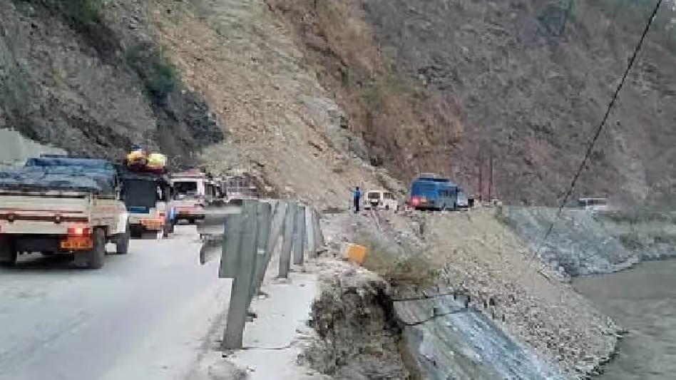 Sikkim एनएच-10 पर यातायात प्रतिबंध: भारी वाहनों पर दो दिनों के लिए प्रतिबंध Sikkim एनएच-10 पर यातायात प्रतिबंध: भारी वाहनों पर दो दिनों के लिए प्रतिबंध