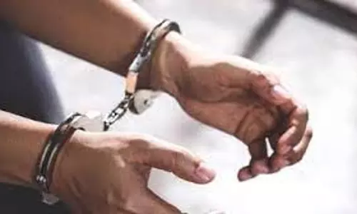 Delhi के द्वारका में छह सोने की चेन छीनने के मामले में दो गिरफ्तार Delhi के द्वारका में छह सोने की चेन छीनने के मामले में दो गिरफ्तार