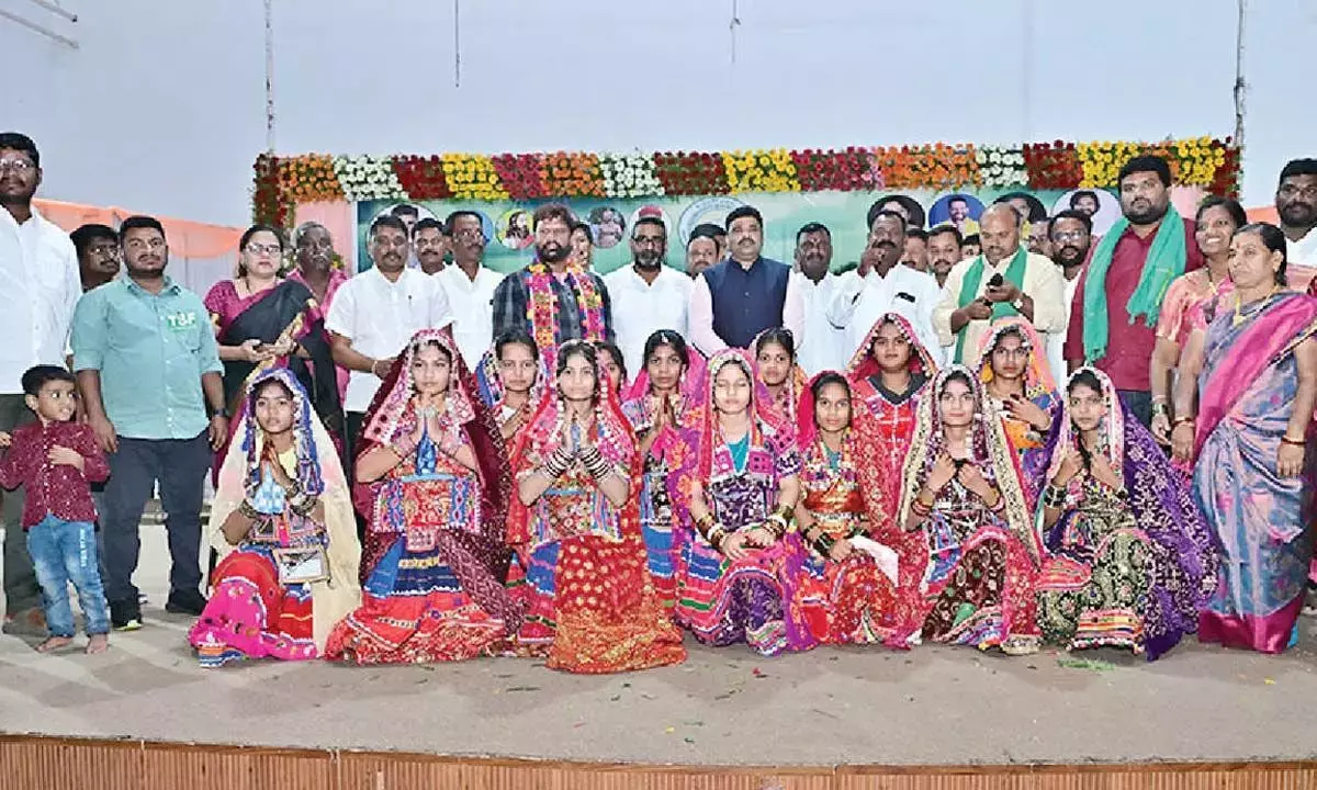 Andhra: आदिवासी समुदायों से सरकारी कल्याणकारी योजनाओं का लाभ उठाने का आग्रह Andhra: आदिवासी समुदायों से सरकारी कल्याणकारी योजनाओं का लाभ उठाने का आग्रह