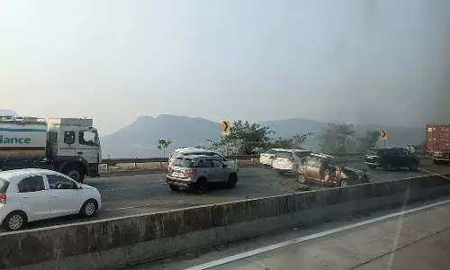 मुंबई-पुणे एक्सप्रेसवे पर एक साल में यातायात उल्लंघन के लिए 470 करोड़ के ई-चालान जारी किए मुंबई-पुणे एक्सप्रेसवे पर एक साल में यातायात उल्लंघन के लिए 470 करोड़ के ई-चालान जारी किए