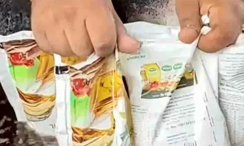 विक्रेता द्वारा प्लास्टिक के पाउच को गर्म तेल में डुबोकर खोलने का Video वायरल, लोगों में आक्रोश विक्रेता द्वारा प्लास्टिक के पाउच को गर्म तेल में डुबोकर खोलने का Video वायरल, लोगों में आक्रोश