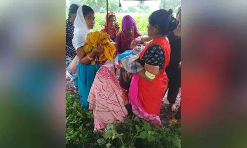 Sangareddy village में सड़क न होने के कारण गर्भवती महिला को 2 किलोमीटर तक पैदल चलना पड़ा