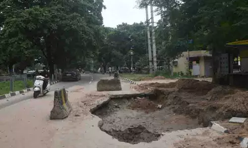 विशाल गड्ढे से यात्रियों की जान जोखिम में, Mohali के निवासियों ने मरम्मत में देरी की निंदा की विशाल गड्ढे से यात्रियों की जान जोखिम में, Mohali के निवासियों ने मरम्मत में देरी की निंदा की
