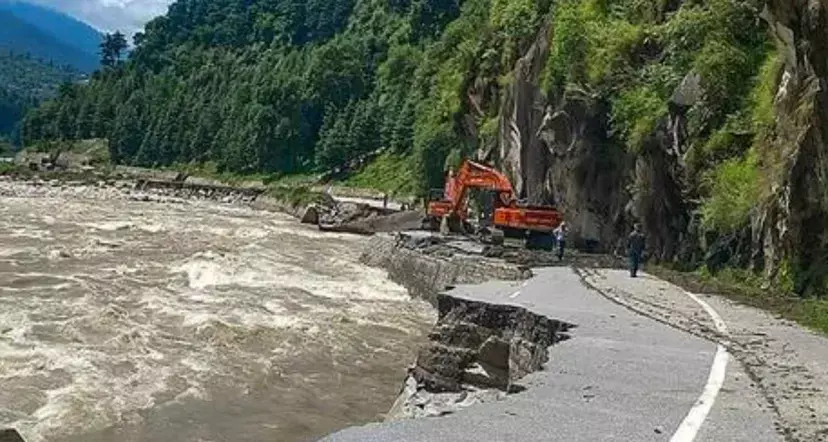 Himachal में भारी बारिश के बीच ऑरेंज अलर्ट जारी Himachal में भारी बारिश के बीच ऑरेंज अलर्ट जारी