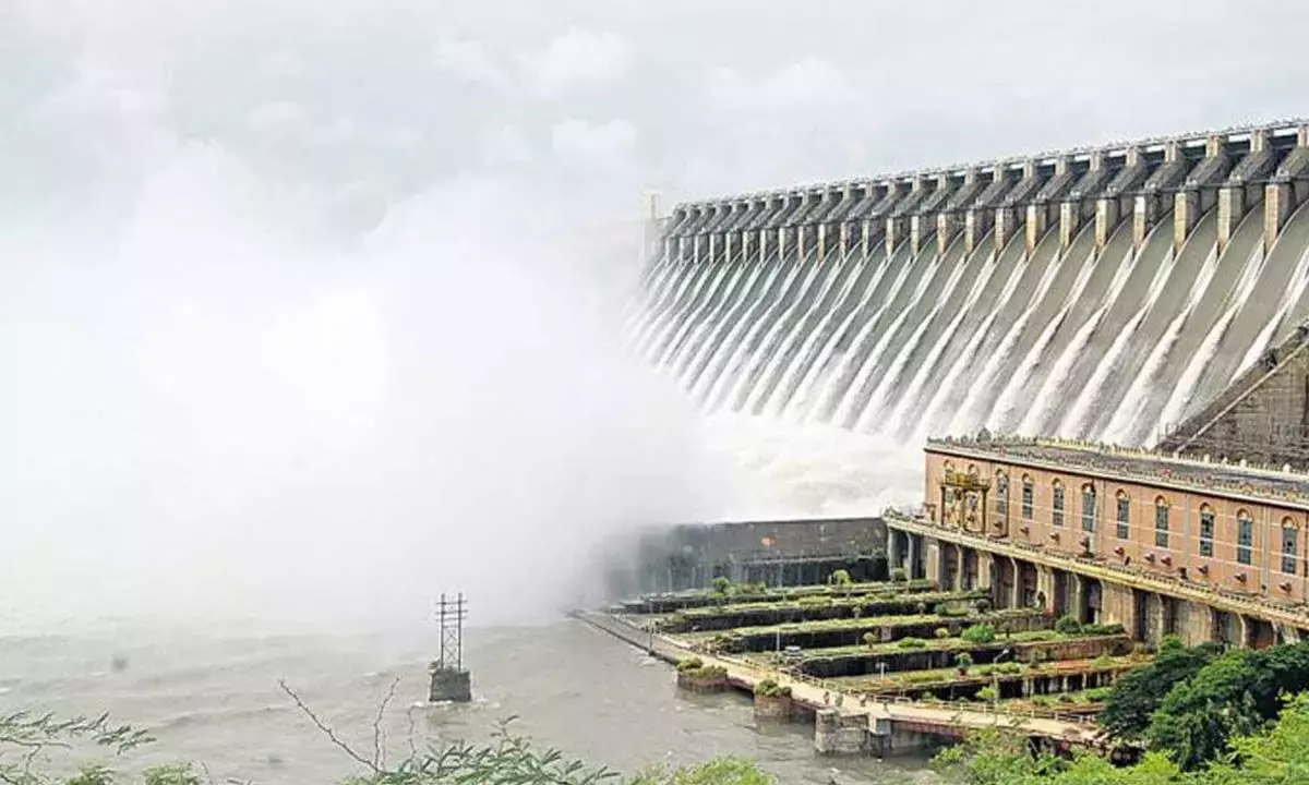 Telangana: बाढ़ के बीच नागार्जुन सागर जलाशय पूरी क्षमता पर पहुंचा, दो गेट खोले गए Telangana: बाढ़ के बीच नागार्जुन सागर जलाशय पूरी क्षमता पर पहुंचा, दो गेट खोले गए