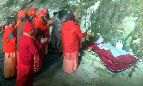Jammu: छड़ी मुबारक ने पवित्र गुफा में मत्था टेका, पंचतरणी लौटीं Jammu: छड़ी मुबारक ने पवित्र गुफा में मत्था टेका, पंचतरणी लौटीं