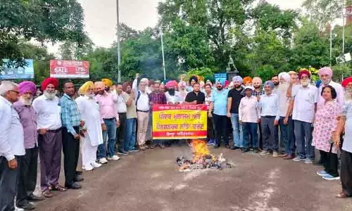 Amritsar: शिक्षकों और पेंशनभोगियों ने लंबे समय से लंबित मांगों को लेकर विरोध प्रदर्शन किया