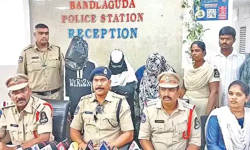 वे महिलाएं जिन्होंने एक बांग्लादेशी लड़की को उसकी खूबसूरती के कारण भारत आने के लिए लुभाया वे महिलाएं जिन्होंने एक बांग्लादेशी लड़की को उसकी खूबसूरती के कारण भारत आने के लिए लुभाया