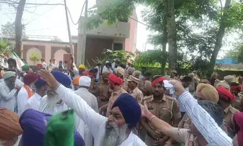 पुलिस ने CM Mann के समारोह स्थल तक पहुंचने की किसानों की कोशिश को विफल किया पुलिस ने CM Mann के समारोह स्थल तक पहुंचने की किसानों की कोशिश को विफल किया