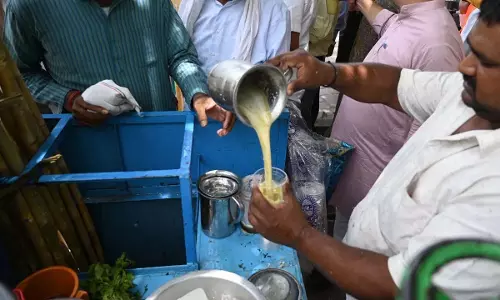 क्या डायबिटीज़ के मरीज़ कॉर्न जूस पी सकते हैं? गिलास में घूँट लेने से पहले जान लें ये बात क्या डायबिटीज़ के मरीज़ कॉर्न जूस पी सकते हैं? गिलास में घूँट लेने से पहले जान लें ये बात