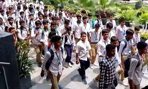 रविवार को छात्रों को स्कूल बुलाया गया और वे अपने शिक्षकों के साथ समूहों में सिनेमा देखने गए।