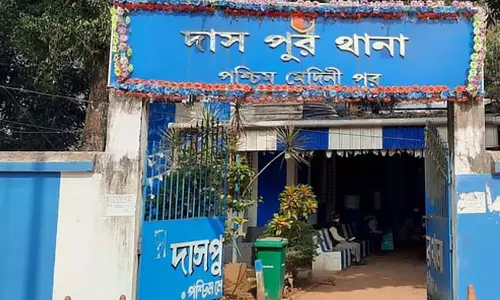 शिव मंदिर में जल चढ़ाने गई पत्नी, पति ने हाथ पकड़कर खींचा शिव मंदिर में जल चढ़ाने गई पत्नी, पति ने हाथ पकड़कर खींचा