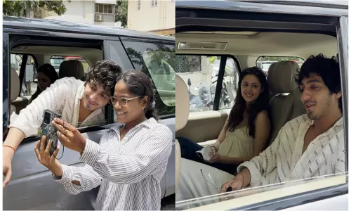 Ahaan Panday-अनीत पड्डा ने पपराज़ी के सामने स्क्रिप्ट पलटी Ahaan Panday-अनीत पड्डा ने पपराज़ी के सामने स्क्रिप्ट पलटी