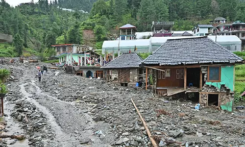 Himachal Pradesh: मानसून के कारण 359 सड़कें, 132 बिजली लाइनें, 520 जल योजनाएं प्रभावित