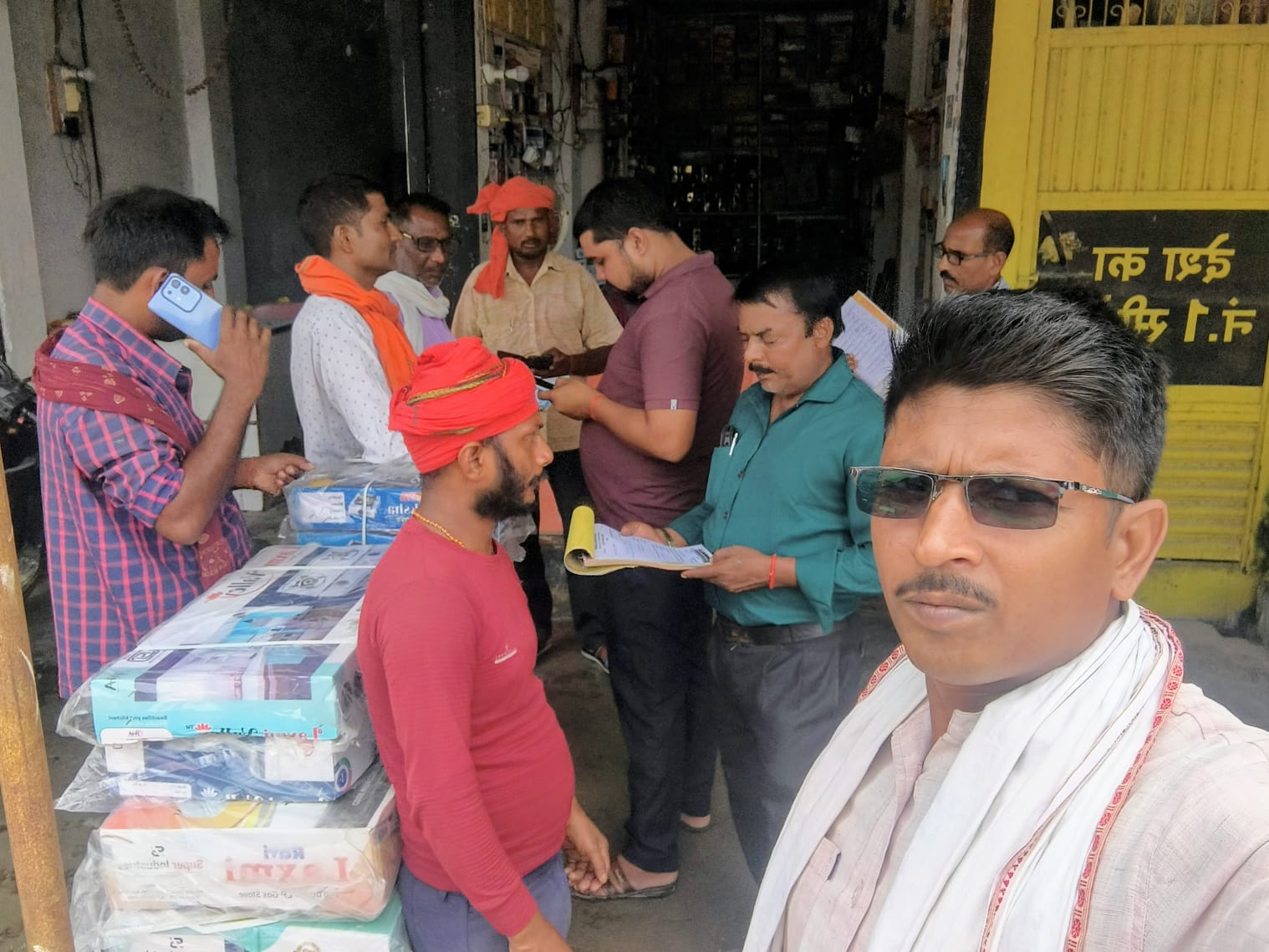 Kushinagar : दर्जनों उपभोक्ताओं का बिजली कटा, चोरी पर वसूला जुर्माना