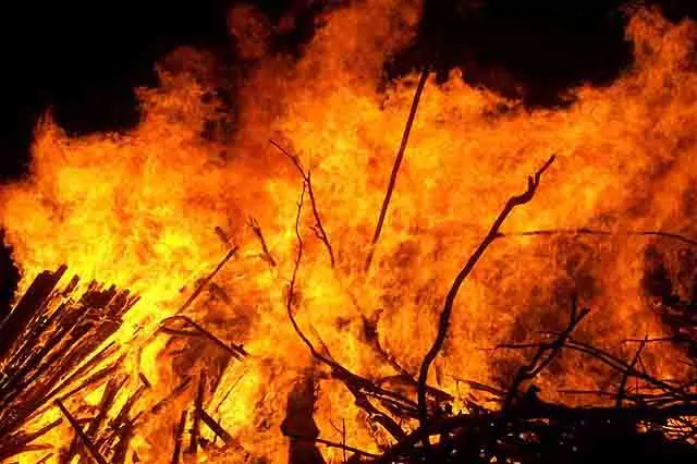 वेयरहाउस में लगी आग, लाखों का नुकसान वेयरहाउस में लगी आग, लाखों का नुकसान
