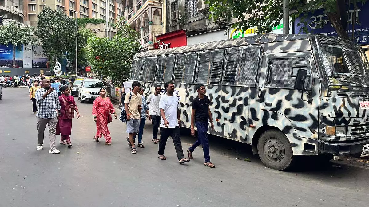 Mumbai : दादर कबूतर खाना में कबूतरबाजी विवाद के बीच दंगा नियंत्रण पुलिस तैनात Mumbai : दादर कबूतर खाना में कबूतरबाजी विवाद के बीच दंगा नियंत्रण पुलिस तैनात