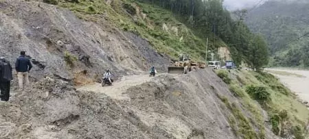 नेताला के पास भूस्खलन से उत्तरकाशी-गंगनानी मार्ग अवरुद्ध, घंटों यातायात बाधित नेताला के पास भूस्खलन से उत्तरकाशी-गंगनानी मार्ग अवरुद्ध, घंटों यातायात बाधित