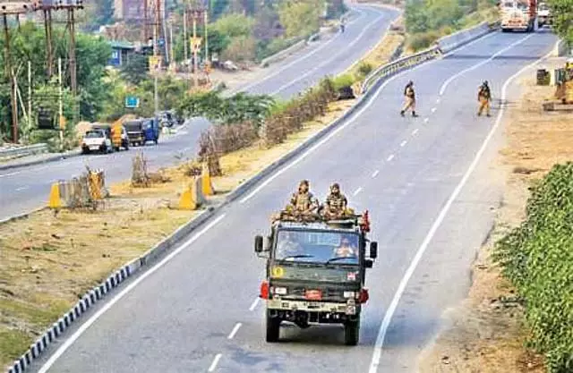 जम्मू-श्रीनगर राजमार्ग पर दुर्घटना: 2 पुलिस अधिकारियों की मौत जम्मू-श्रीनगर राजमार्ग पर दुर्घटना: 2 पुलिस अधिकारियों की मौत