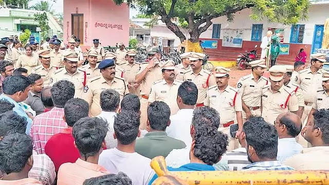 अपराध पर अंकुश लगाने के लिए Palnadu में घेराबंदी और तलाशी अभियान अपराध पर अंकुश लगाने के लिए Palnadu में घेराबंदी और तलाशी अभियान
