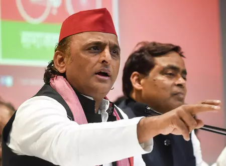 अखिलेश यादव ने चुनाव आयोग की निष्पक्षता पर गंभीर सवाल उठाए अखिलेश यादव ने चुनाव आयोग की निष्पक्षता पर गंभीर सवाल उठाए