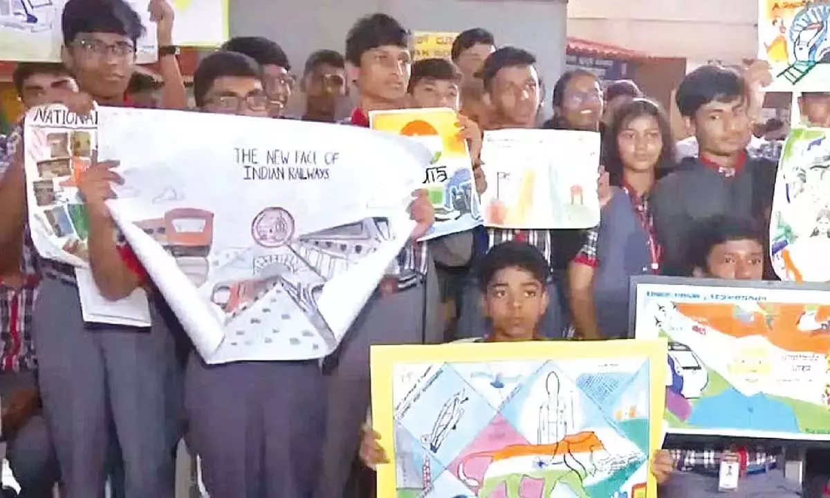 बेंगलुरु के छात्रों ने रेखाचित्रों और चित्रों के साथ PM Modi का गर्मजोशी से स्वागत किया बेंगलुरु के छात्रों ने रेखाचित्रों और चित्रों के साथ PM Modi का गर्मजोशी से स्वागत किया