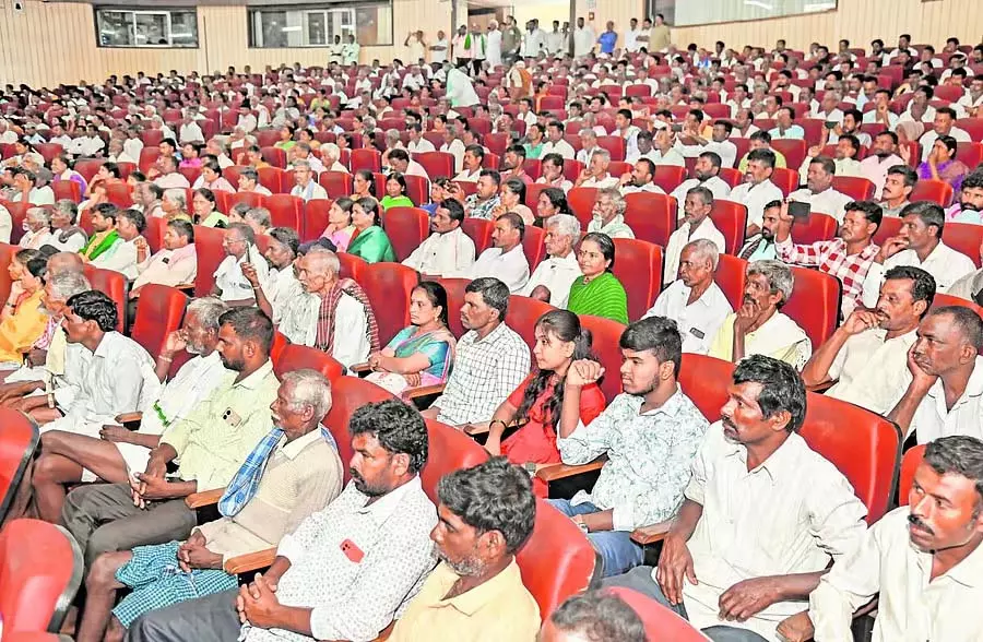 मुक्त श्रमिकों का राज्य स्तरीय सम्मेलन: 500 करोड़ के पैकेज की मांग मुक्त श्रमिकों का राज्य स्तरीय सम्मेलन: 500 करोड़ के पैकेज की मांग