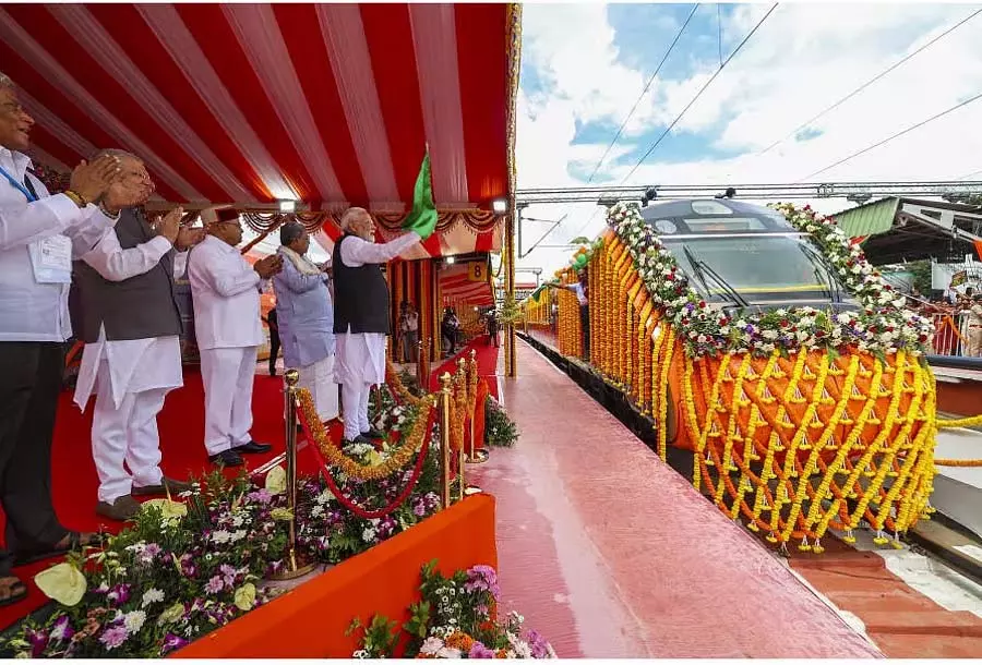 Vande Bharat: प्रधानमंत्री नरेंद्र मोदी ने 3 ट्रेनों की शुरुआत की Vande Bharat: प्रधानमंत्री नरेंद्र मोदी ने 3 ट्रेनों की शुरुआत की