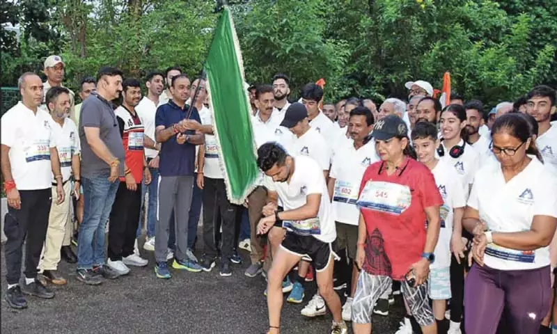 मंडलायुक्त ने जेएमसी के स्वच्छ जम्मू रन 2025 को हरी झंडी दिखाई मंडलायुक्त ने जेएमसी के स्वच्छ जम्मू रन 2025 को हरी झंडी दिखाई